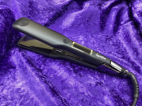 Piastra per capelli - , firmata